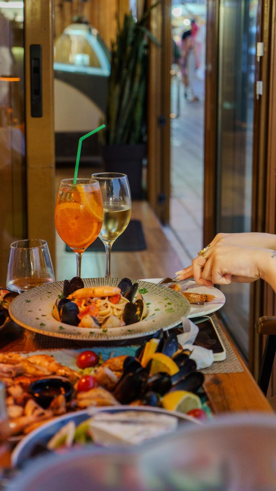 Aperol spritz, white wine and seafood linguine